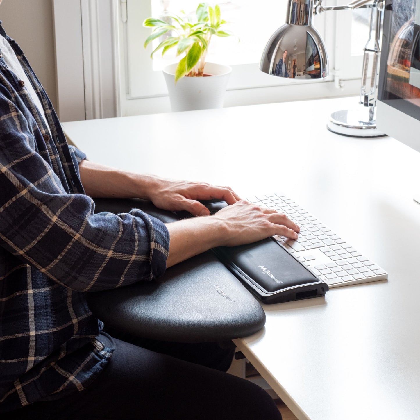 Mousetrapper TB215 underarmsstøtte til tastatur ved hvidt tastatur på skrivebord, Mousetrapper enhed ved siden af.