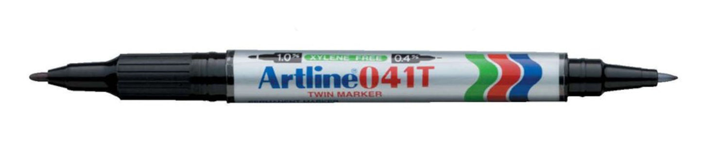 Artline dobbeltspidset marker med permanent blæk, sort og blå spids, sølv krop med røde, grønne og blå bølgemønstre.