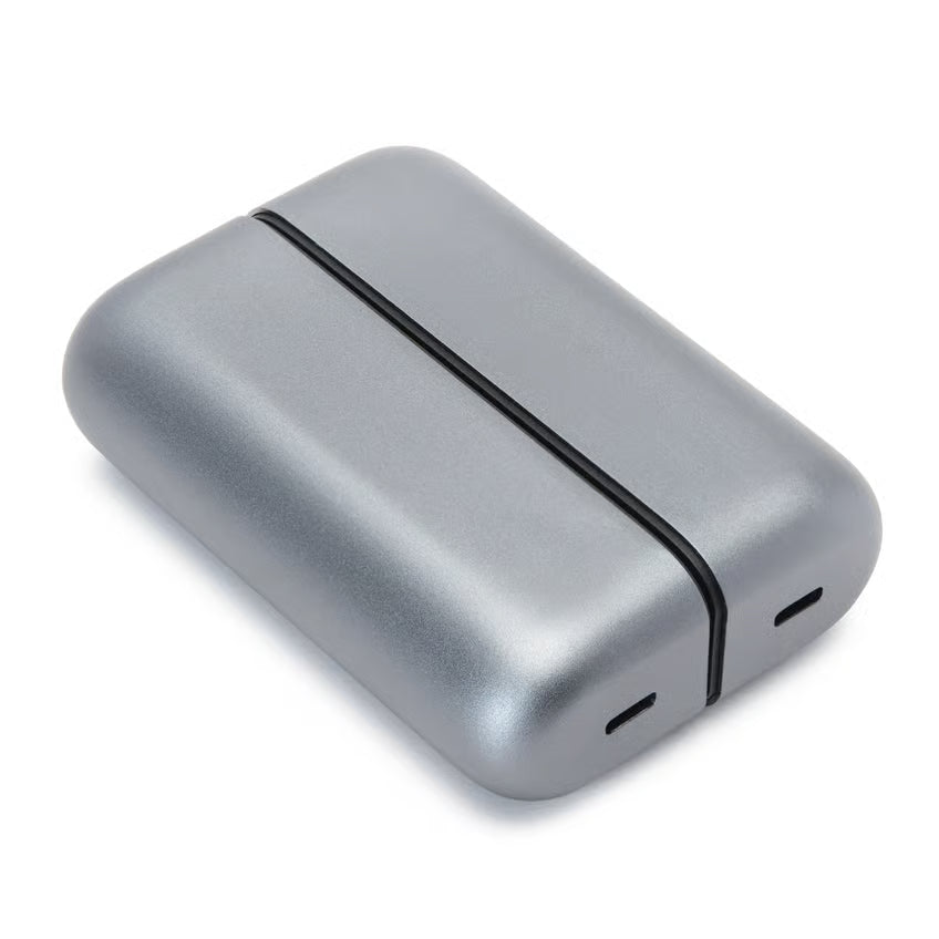 Magnetisk, delbar håndvarmer med powerbank (2 x 5000 mAh), metal, rektangulær, afrundede kanter, sort midterlinie, to porte.