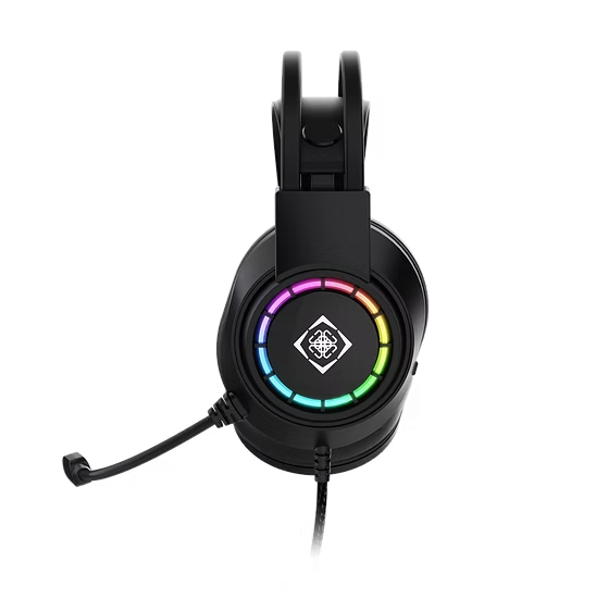 Deltaco RGB Stereo Gaming Headset Sort med indbygget mikrofon, cirkulært LED-lys, geometrisk logo og USB-stik.