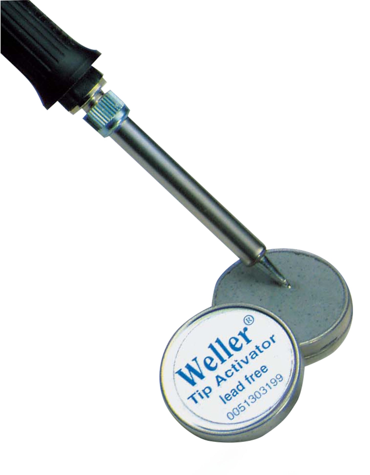 Weller loddekolbespids berører åben dåse med label "Weller Tip Aktivator Tænding", låg hviler op ad dåsen.