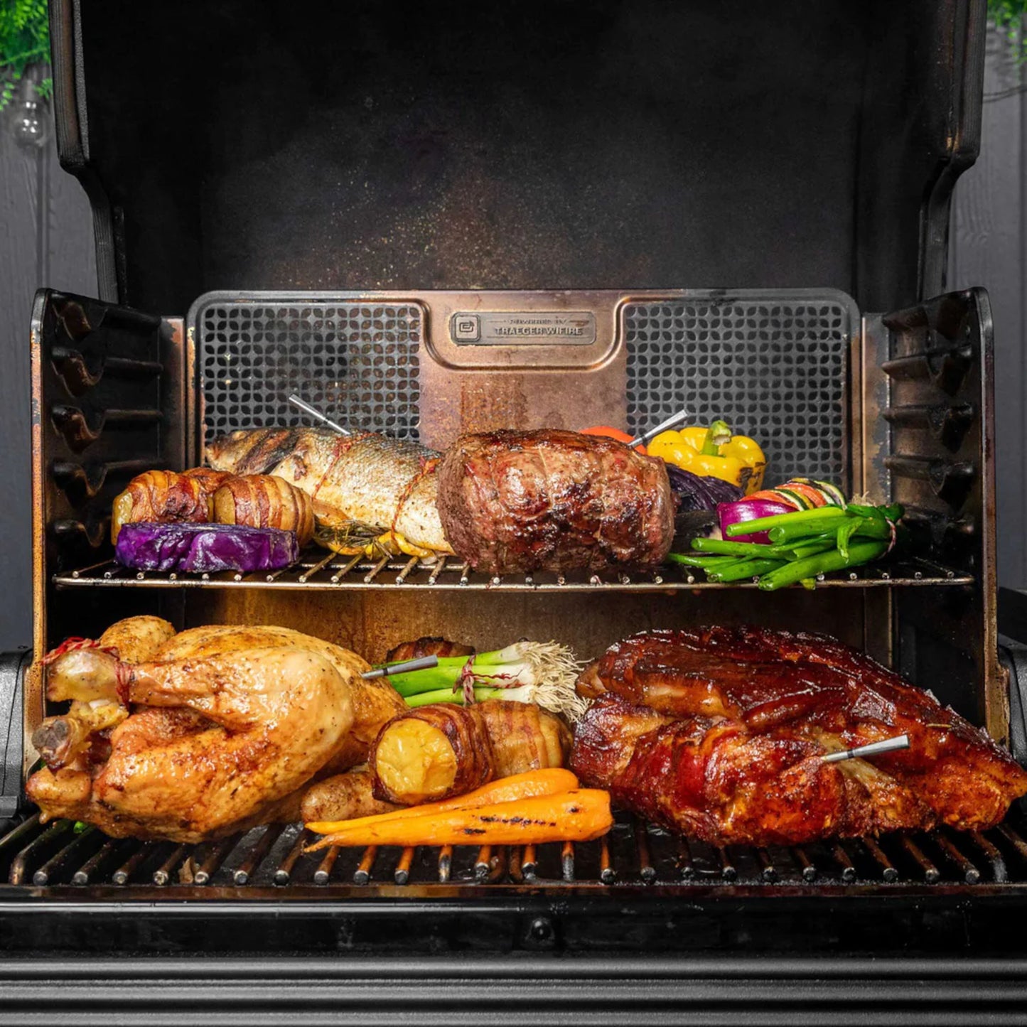 Meater 2 Plus Trådløs grilltermometer og repeater på grill med kød og grøntsager, mobilstyring synlig.