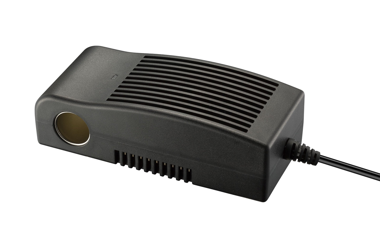 Netadapter 12 V sort plast, rillet og ventileret top, rund stikudgang, ledning, til 12 V-enheder og biltilbehør.