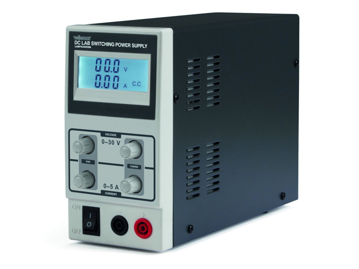 Justerbart laboratorieaggregat 0-30V DC 5A sort/hvid med digitalt display, kontrolknapper og udgangsterminaler front.