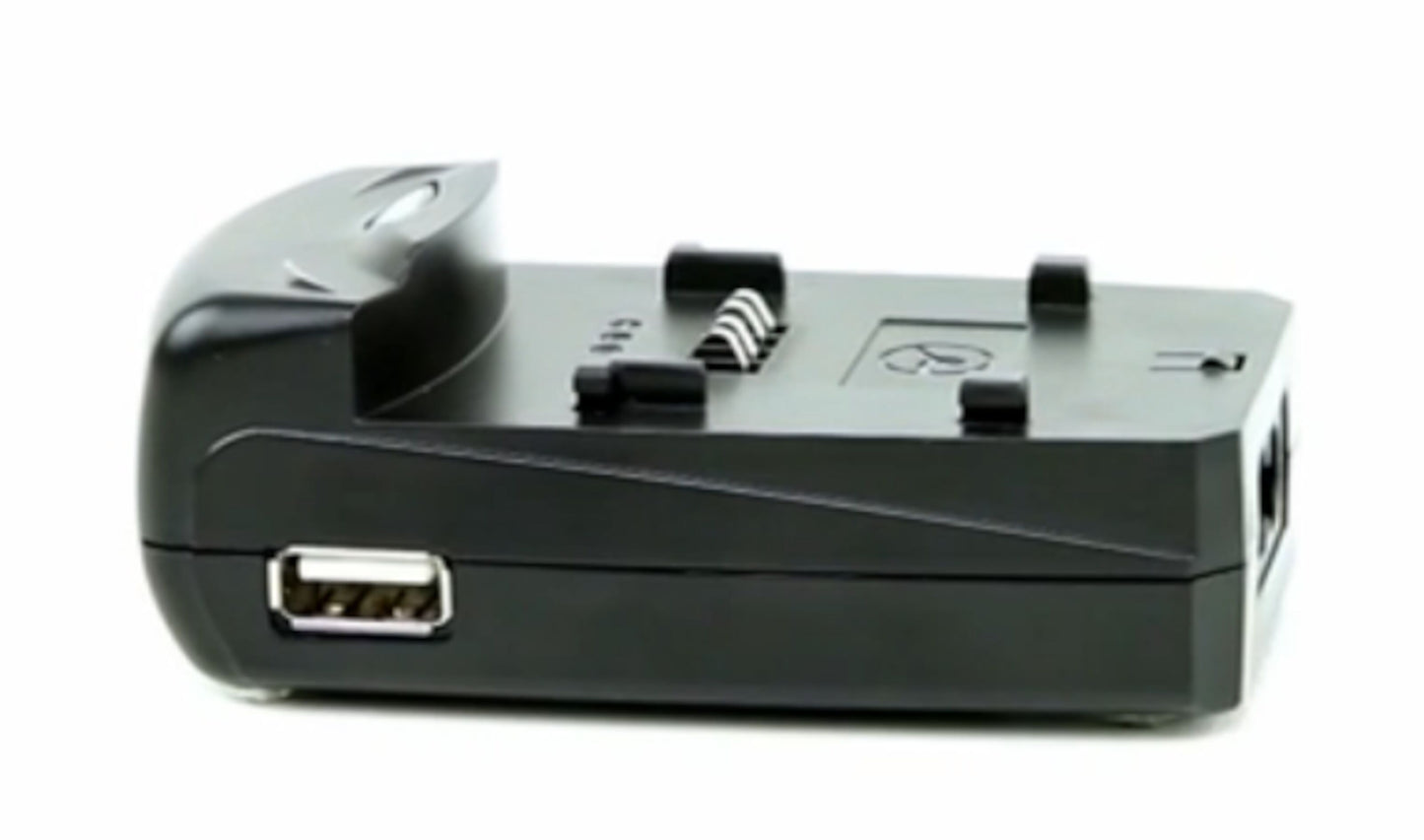 Jupio oplader til kamerabatteri, sort, USB-port i siden, knapper og stik på toppen.