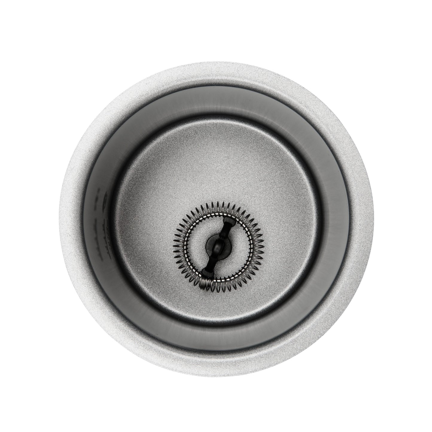 Rund rustfri stålvask-sil med cirkulært mønster og metalfinish, synlig sammen med Rubicson Mælkeskummer.