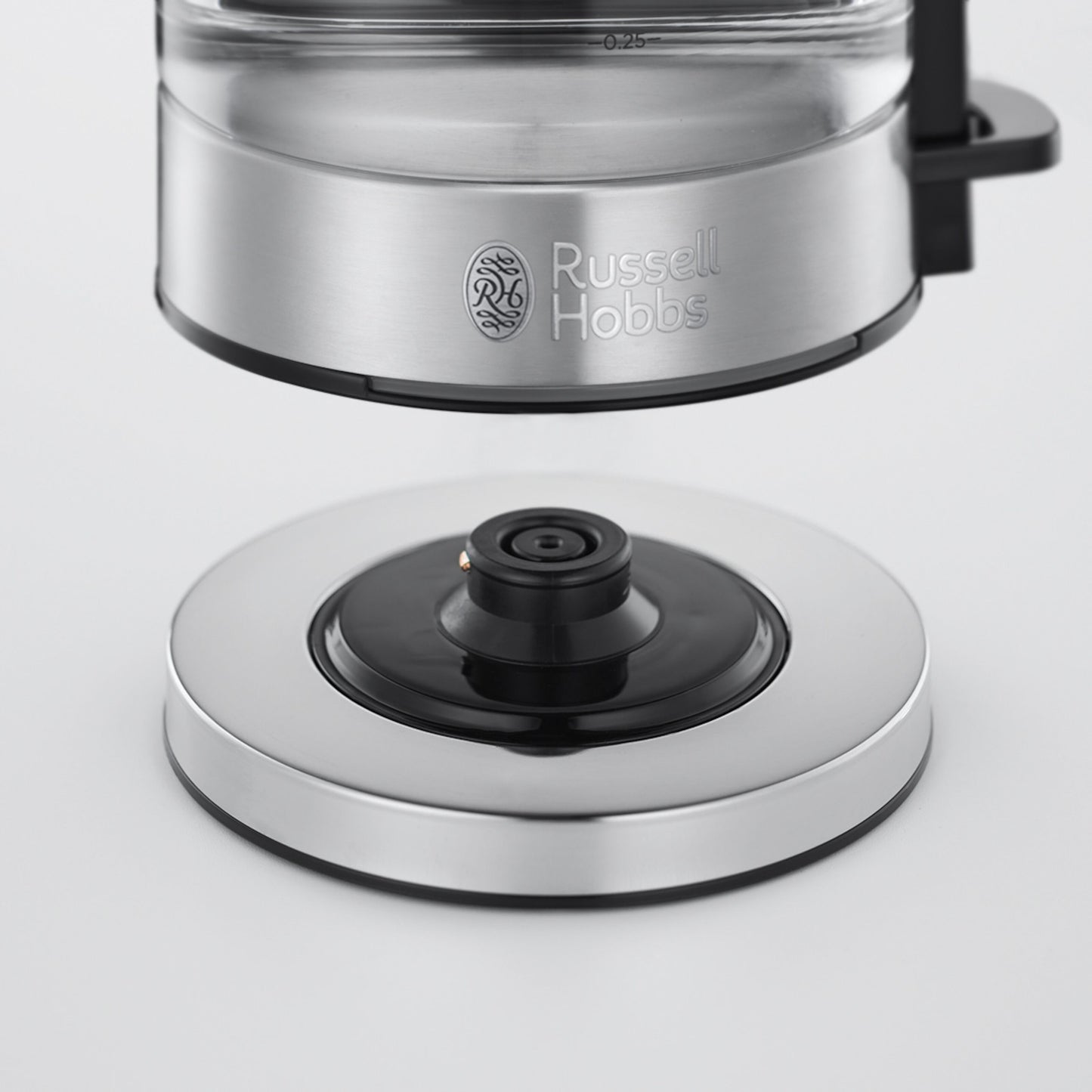 Russell Hobbs Compact Home kedel med synligt forbindelsespunkt på rund metal-sort base og Russell Hobbs-logo på kedlen.
