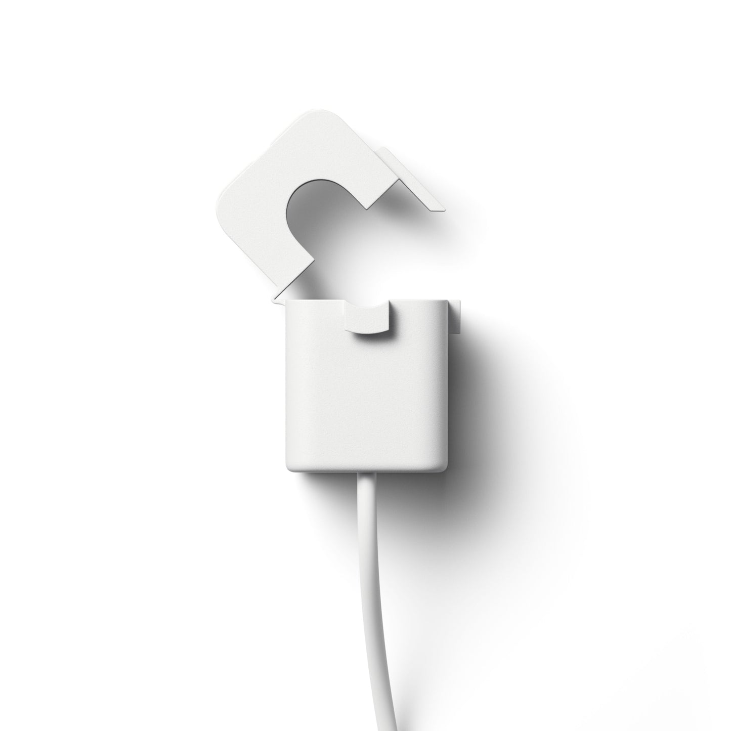 Hvid strømforsyning med kabel og foldbart stik til Pulse CT realtidsmåler med lastbalancering startpakke.