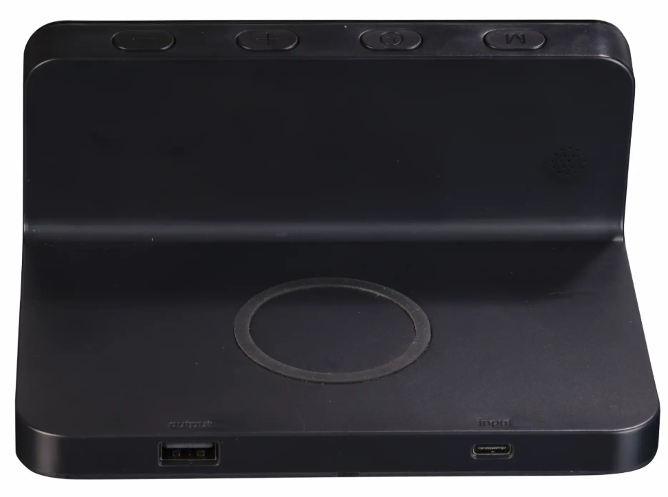Denver digitalt vækkeur sort med LED-display, USB-A og USB-C porte, trådløs opladning, fire knapper på toppen.