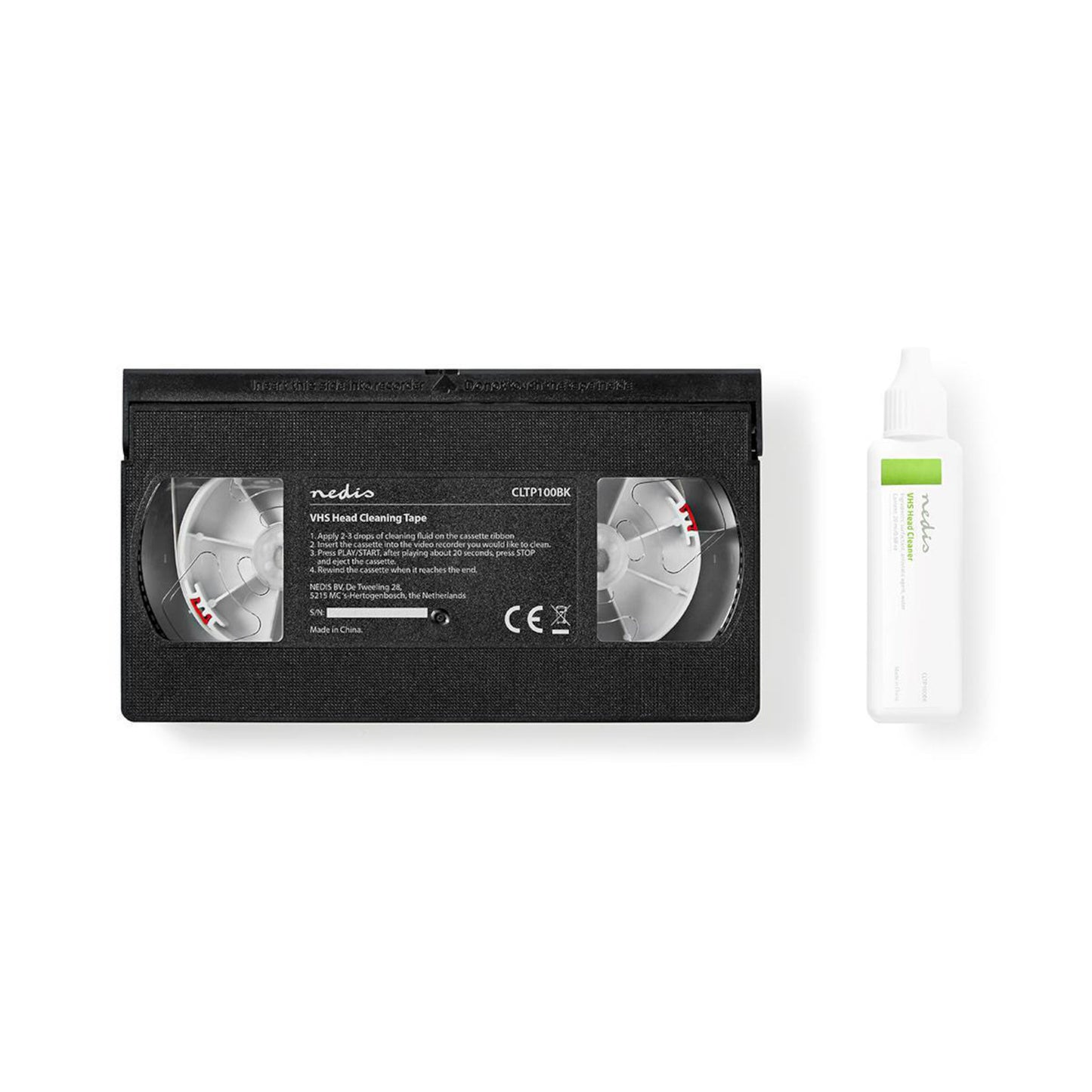 Nedis VHS rengøringskassette ved siden af lille hvid flaske med grøn etiket til vådrengøring af VHS-afspillere.
