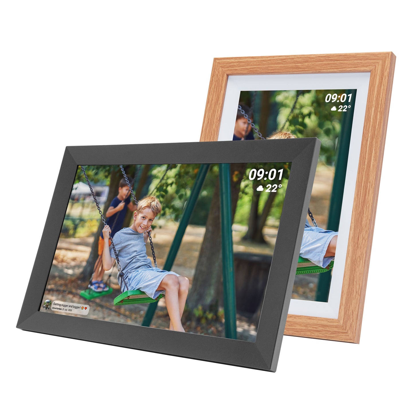 Plexgear digital billedramme 10,1" wifi, sort og træramme, viser barn på gynge samt vejr og tid via Frameo app.