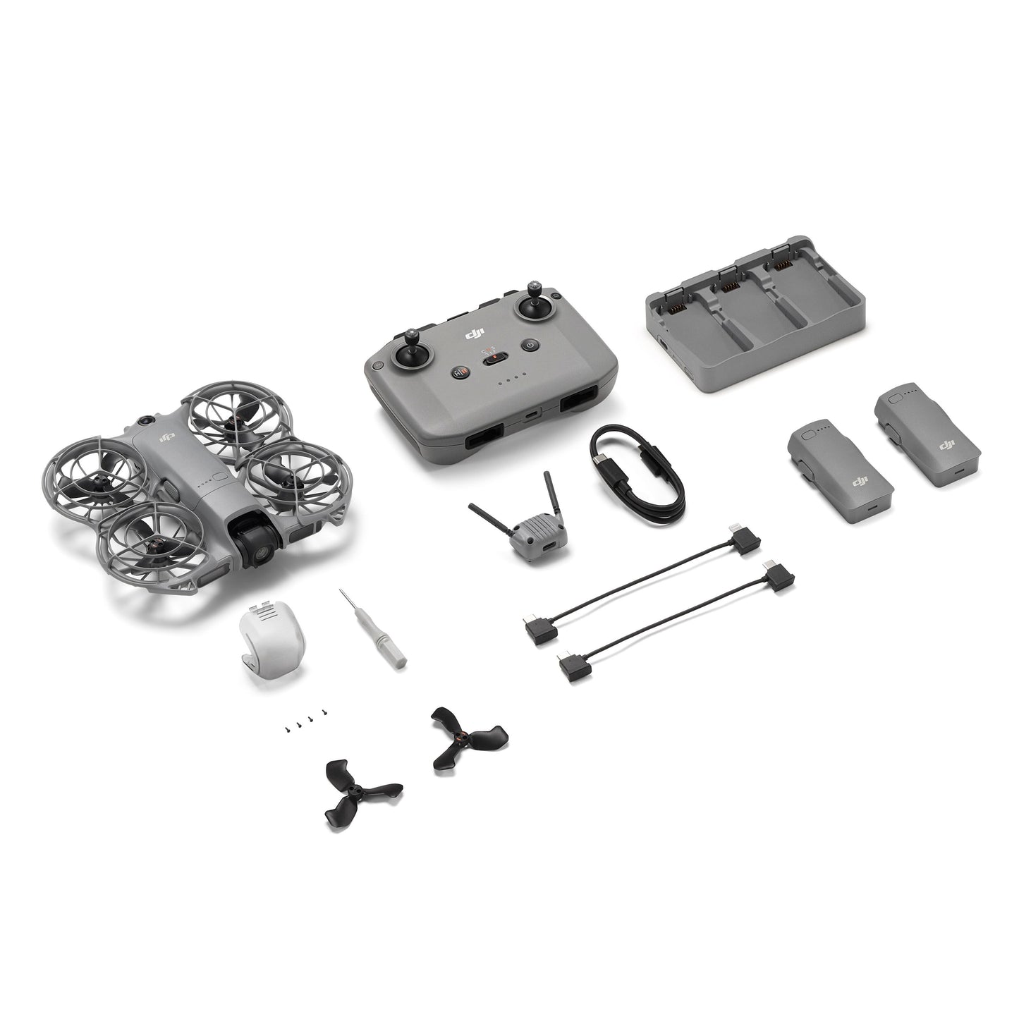 DJI Neo 2 Fly More Combo RC-N3 drone med fjernbetjening, opladerhub, 2 batterier, USB-kabel, skruetrækker og ekstra propel.