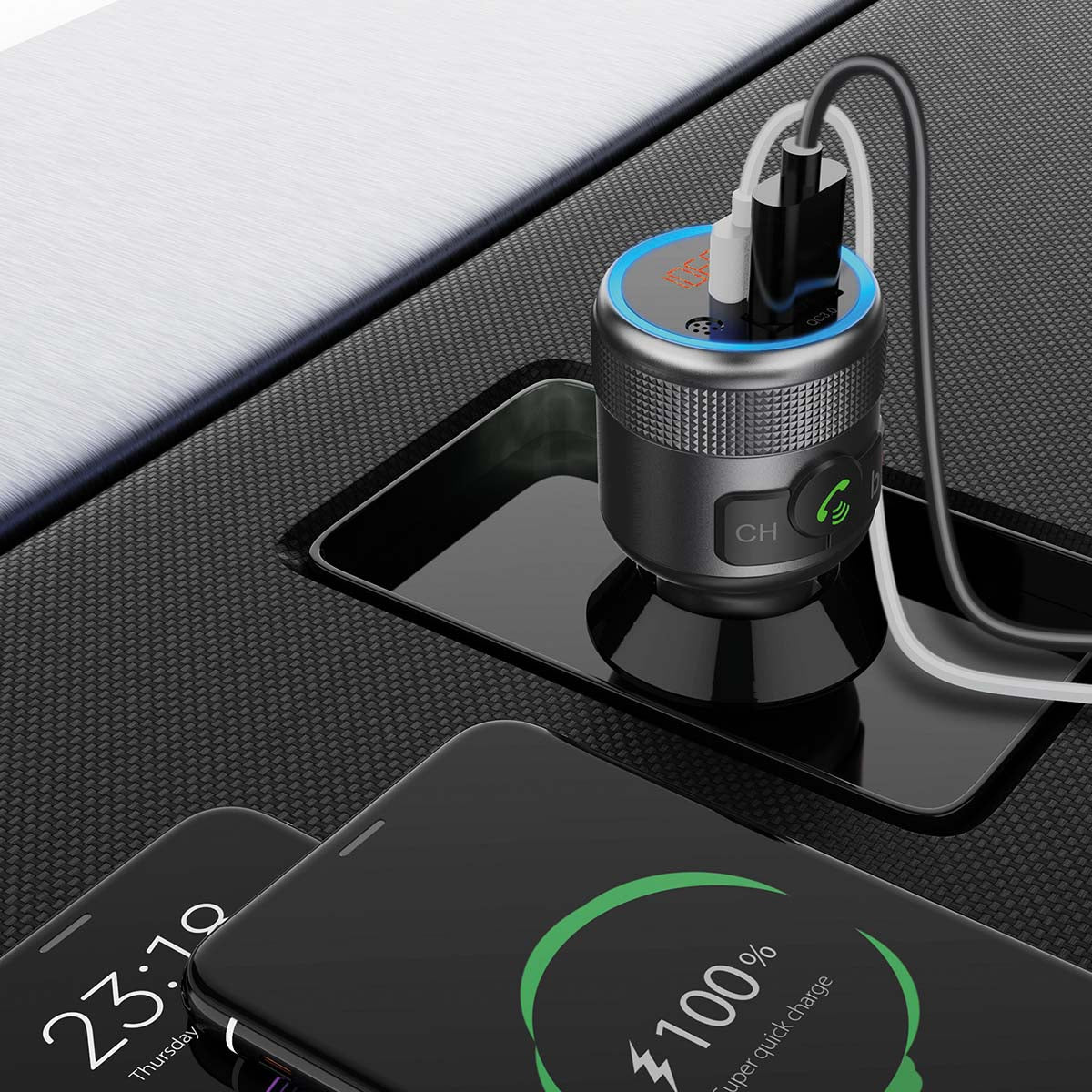 Nedis Slim Bluetooth FM transmitter med USB-porte oplader til telefoner, én fuldt opladet, én viser 23:18.