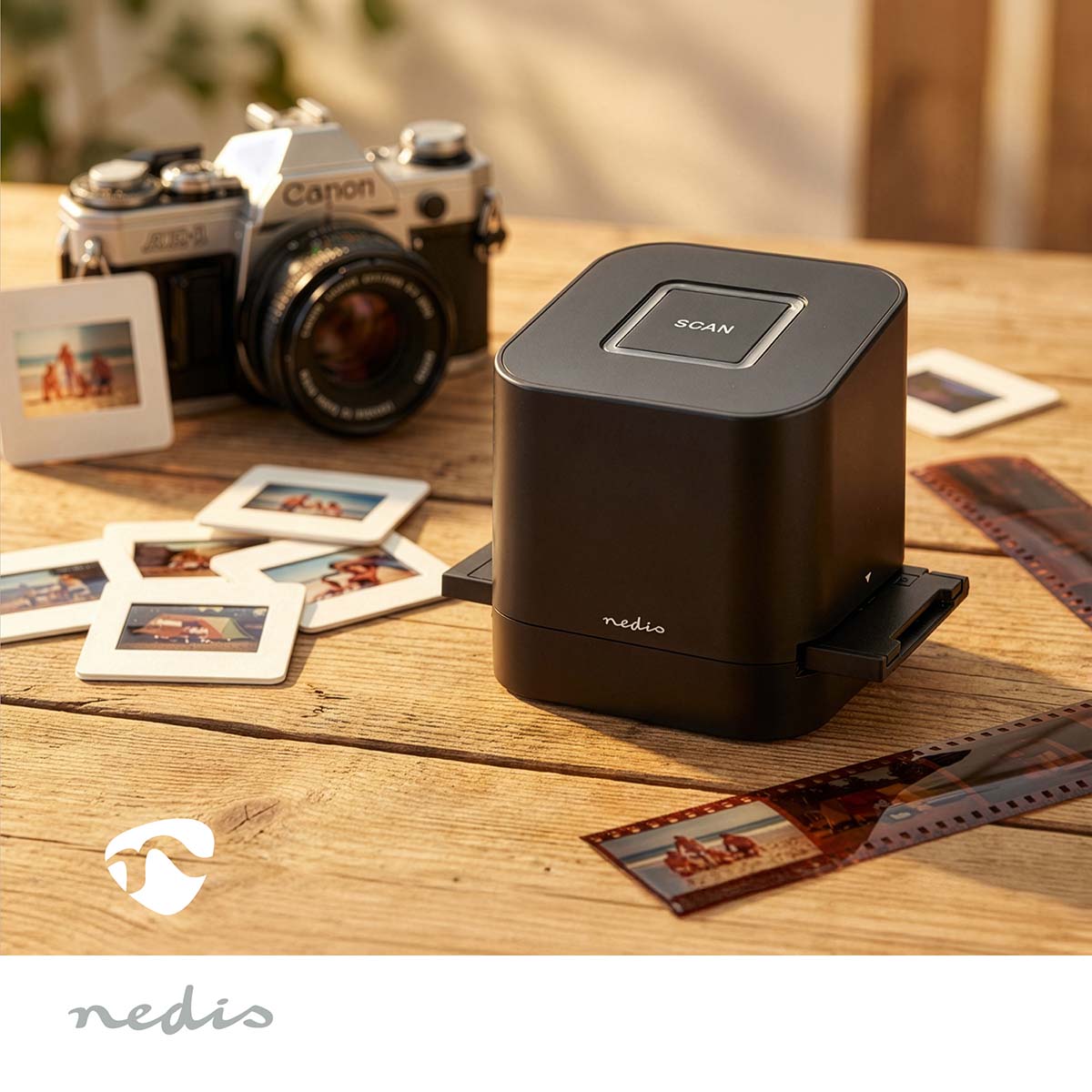 Nedis Slide Negative Scanner 8MP USB-C, SCAN-knap og USB-C port synlig, ved siden af Canon filmkamera og filmstrimmel.