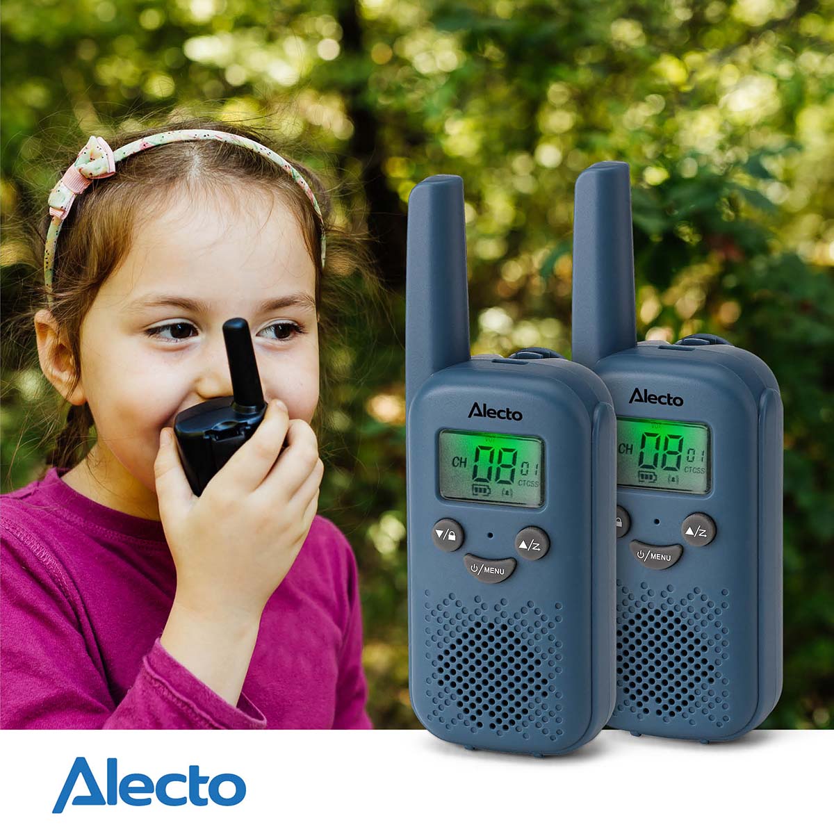 Pige med pink trøje bruger blåt walkie-talkie-sæt til udendørs kommunikation, til enheder synlige.