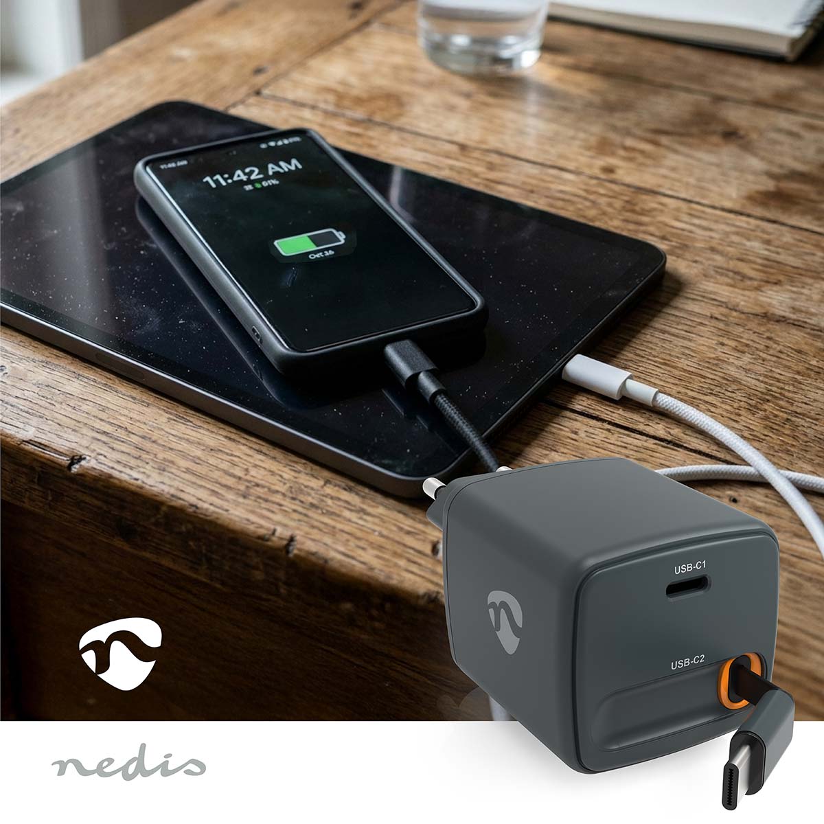 USB-C Oplader 30W 0.75M med GaN teknologi oplader smartphone, opladningsstatus vises på skærm, kabel og lader synlige.