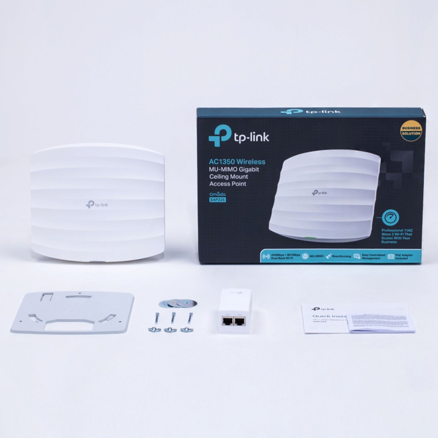 TP-Link Omada EAAS525 roaming-adgangspunkt AC1350 med emballage, monteringsbeslag, skruer, PoE-strøm og manual.