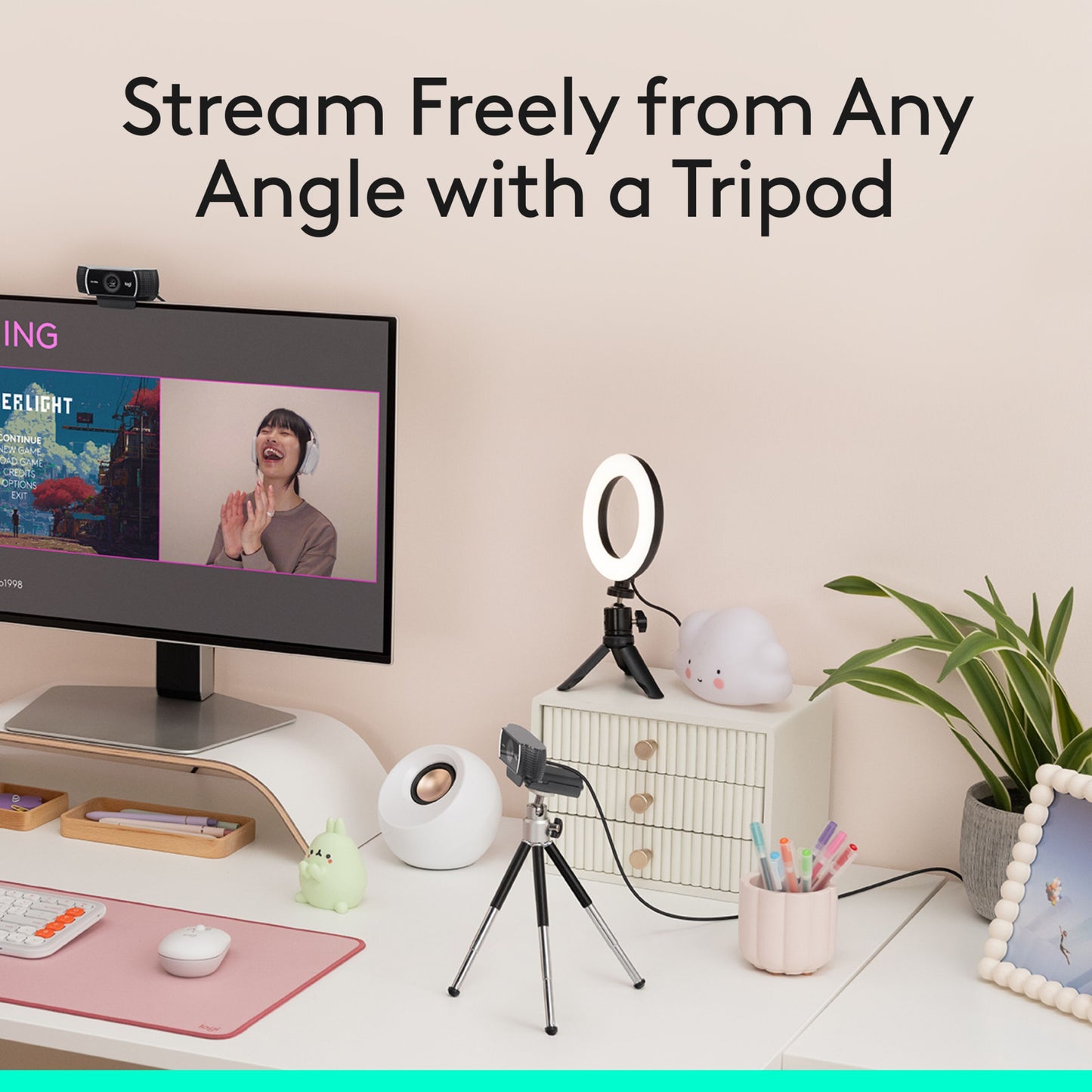 Logitech C922 Pro Stream Webcam på stativ ved siden af ringlys, livestream på skærm, tekst: Stream frit fra alle vinkler.