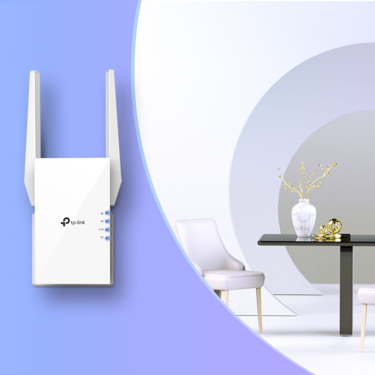 TP-Link RE505X Wifi-repeater AX1500 monteret på lavendelfarvet væg, synlige hvide stole og sort bord.