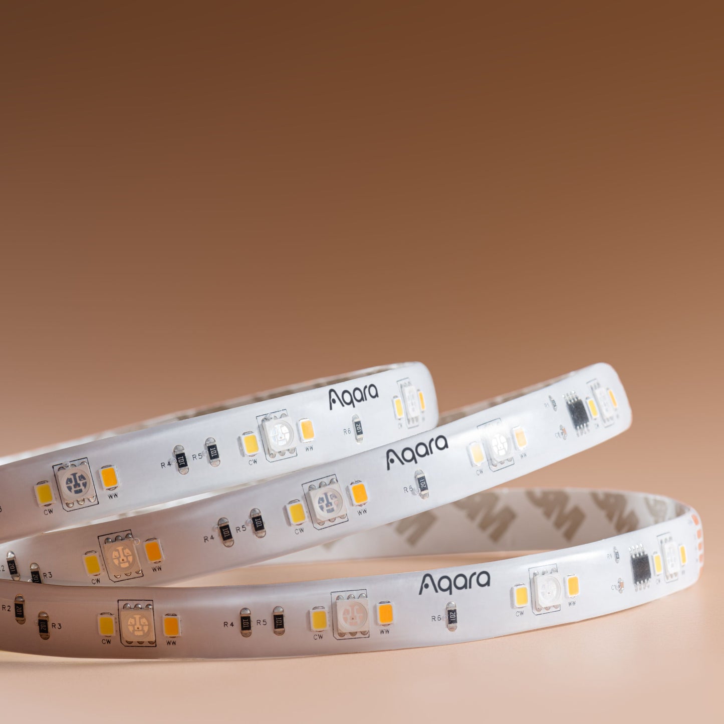 Aqara LED-strips T1 forlængelse 1 m, oprullet med små LED-dioder og synlige elektroniske komponenter.