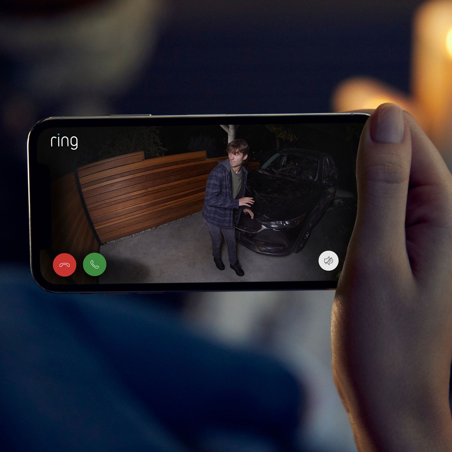 Ring Spotlight Cam Plus Battery trådløs overvågningskamera Hvid, 1080p natvisning, mobilapp skærm med opkaldsknapper.