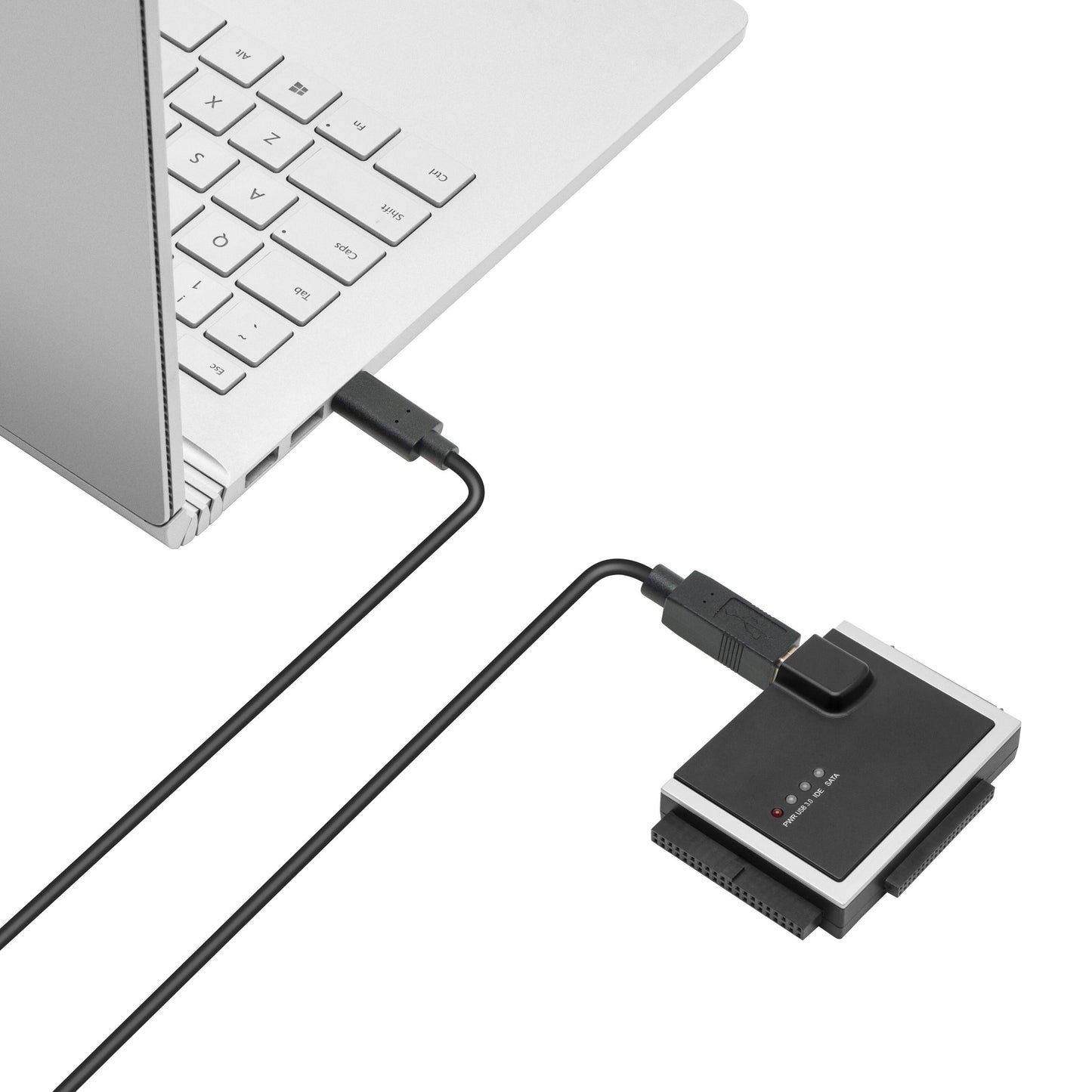 Plexgear CB231 adapter tilsluttet laptop via USB, indikatorlys, understøtter eksterne harddiske, bruges med USB-C til USB-B-kabel.