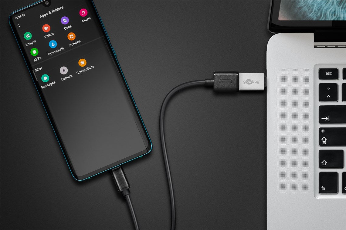 USB-C til USB-A OTG-adapter, smartphone tilsluttet laptop via USB 3.0-kabel, app-mapper vises, sort baggrund, tastaturdel synlig.