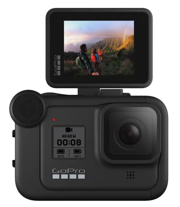 GoPro Display Mod til HERO10/HERO9/HERO8 med udklappeligt skærm på forsiden, der viser vandrere på bjergstien og kamerainformationer på skærmen.
