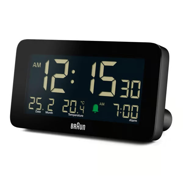BRAUN BC10-DCF radiostyret vækkeur med hvidt LCD-display med sorte, store, lyse tal: kl. 12:15:30 AM, dato, temperatur, alarm kl. 7:00.
