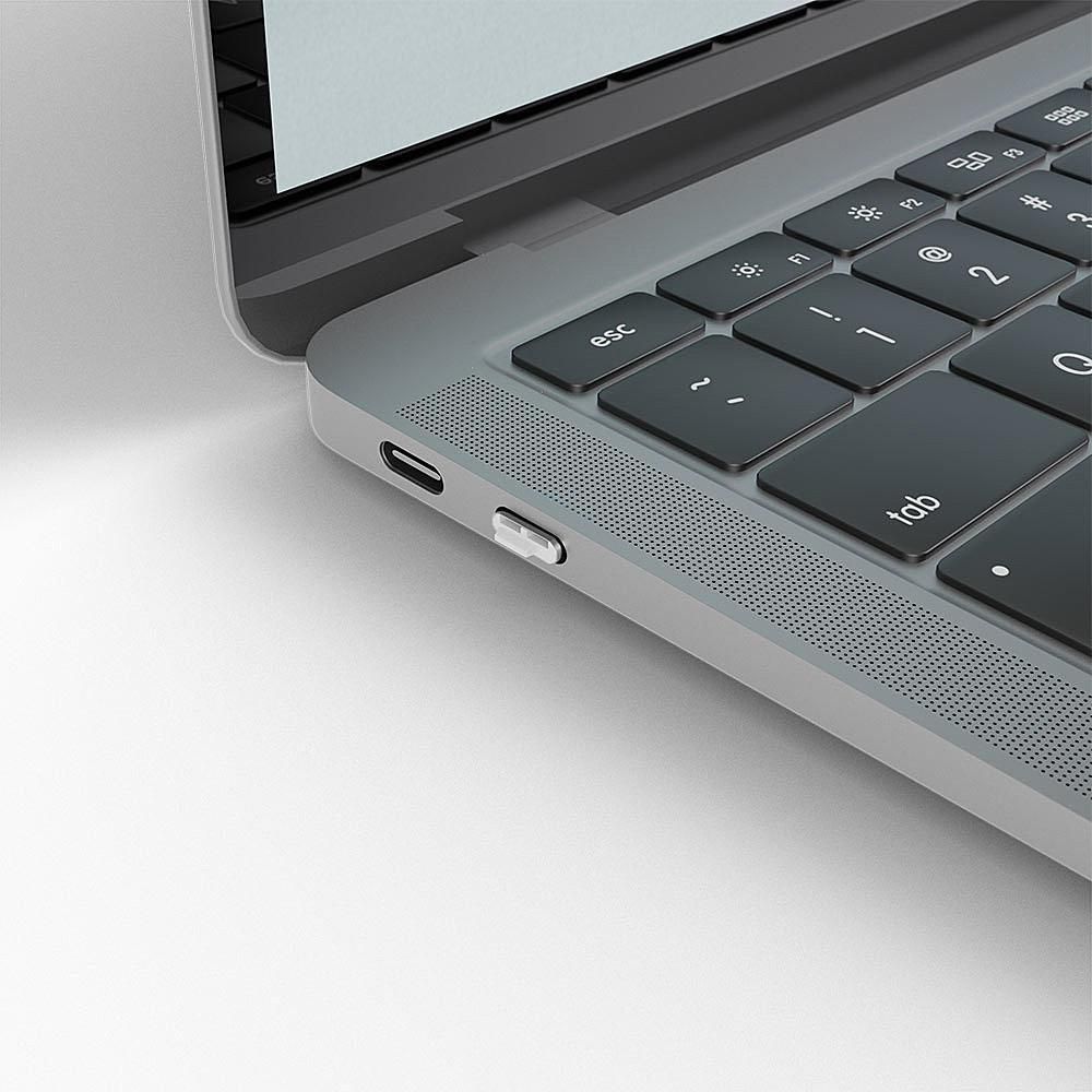 Lindy USB Type C Port Blocker Hvid 10-pak monteret i laptop USB-C/Thunderbolt 3 port ved højttalergitter, skærm ses delvist.