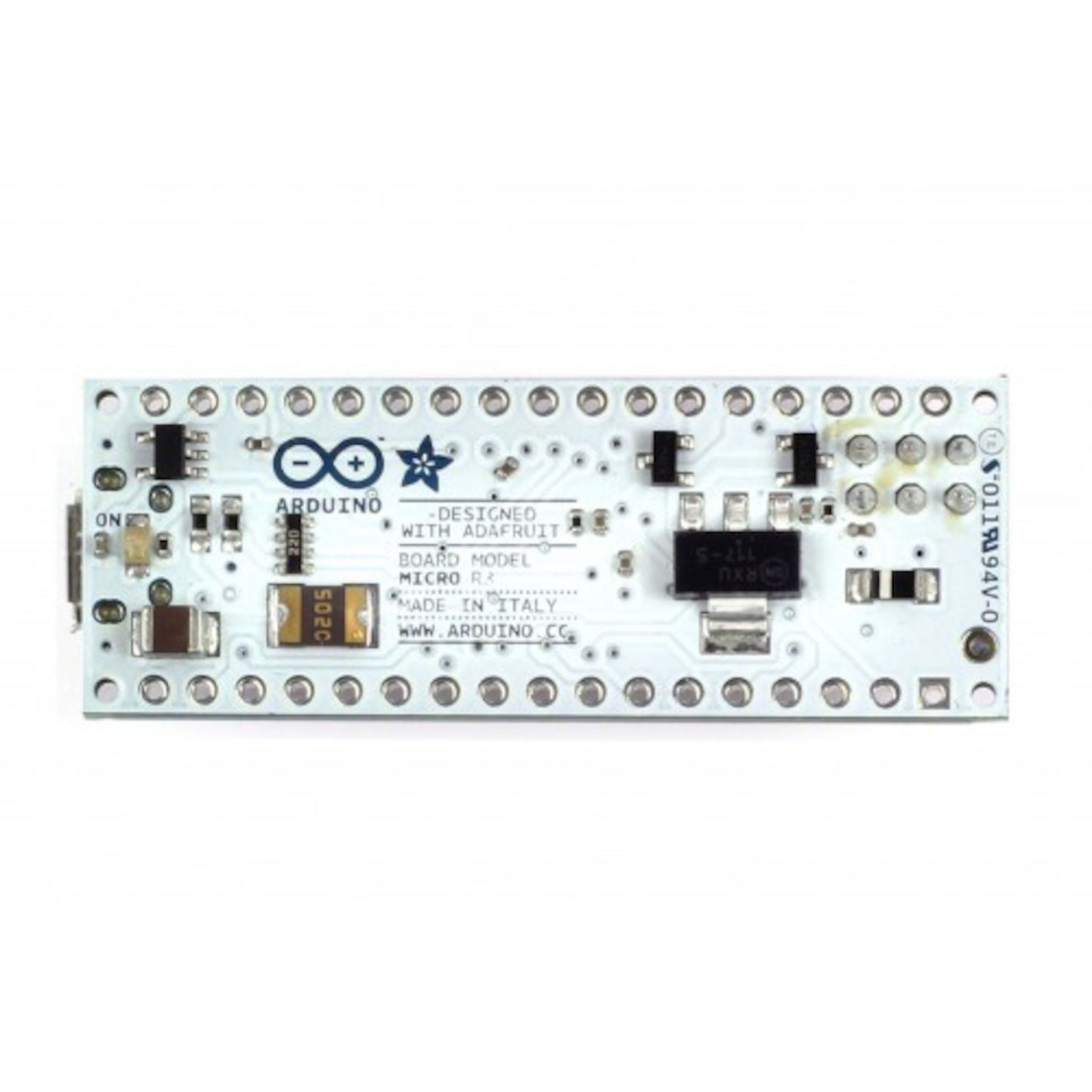 Arduino Micro udviklingskort med ATmega32u4-chip, elektronikkomponenter, pin-headers og Arduino-logo nærbillede.