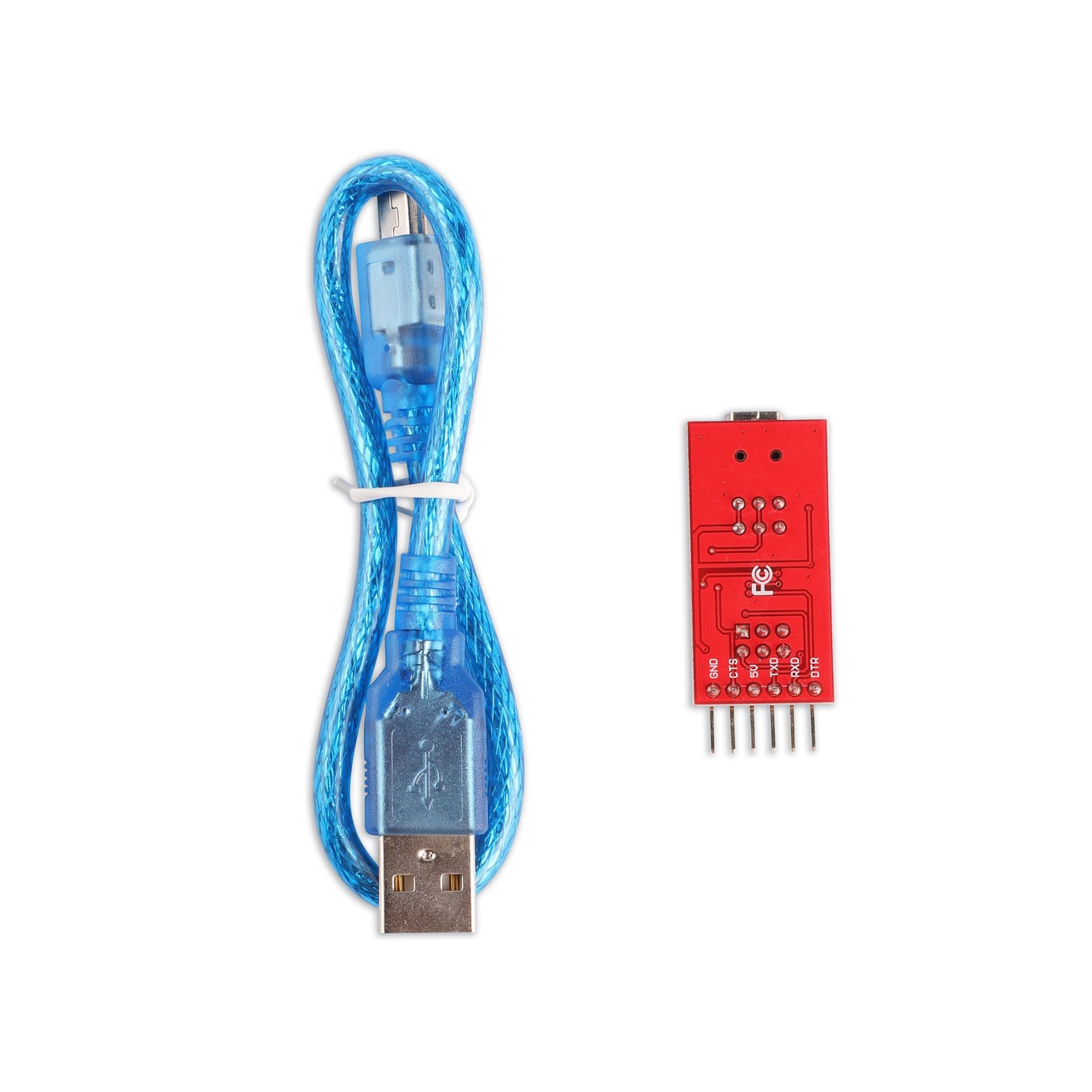 Blå USB til mini-USB kabel med hvidt bånd ved siden af USB til seriel adapter til Arduino, FT232RL chip, 6 header pins.