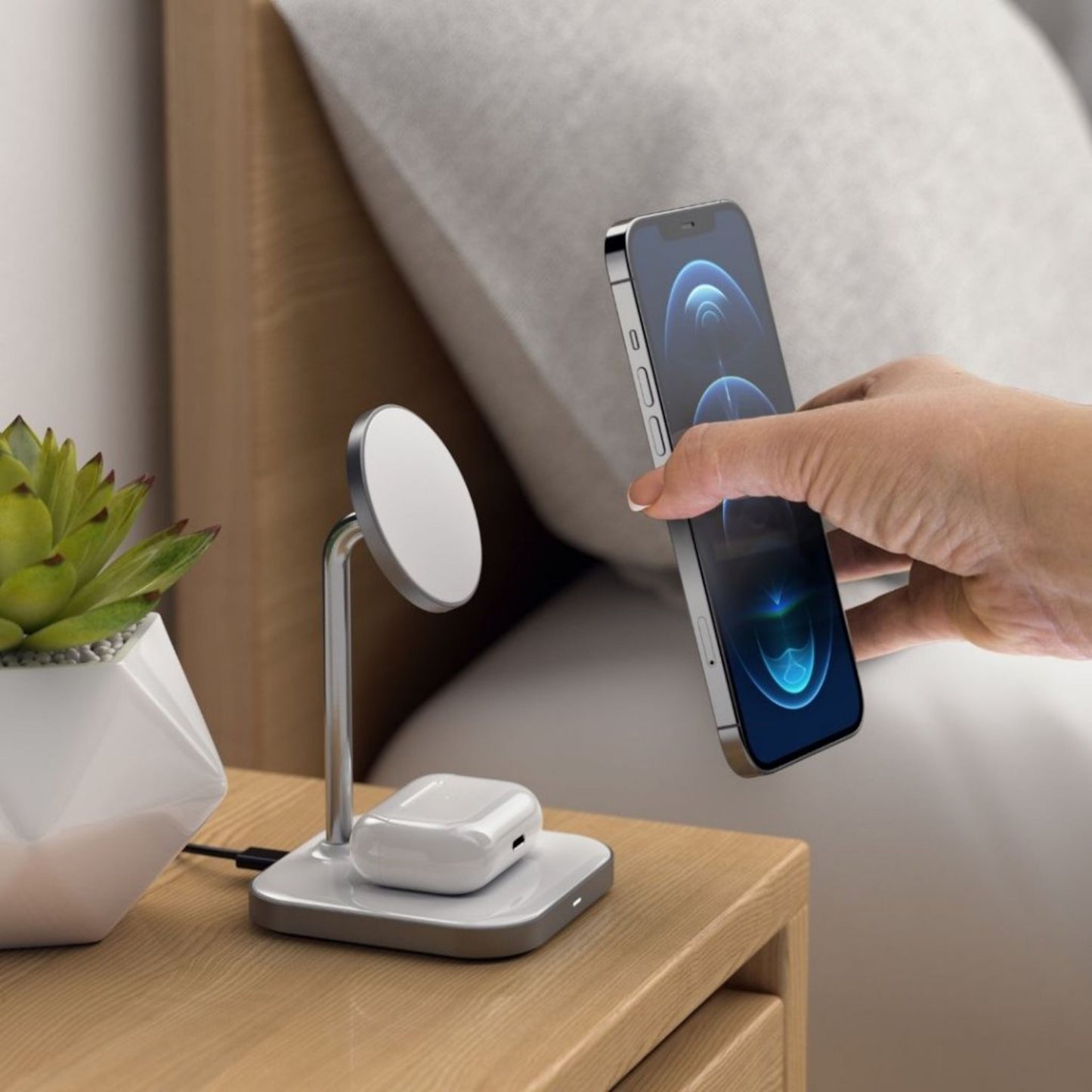 Satechi 2-i-1 Magnetisk Trådløs Opladningsstander oplader smartphone og AirPods Pro på natbord.