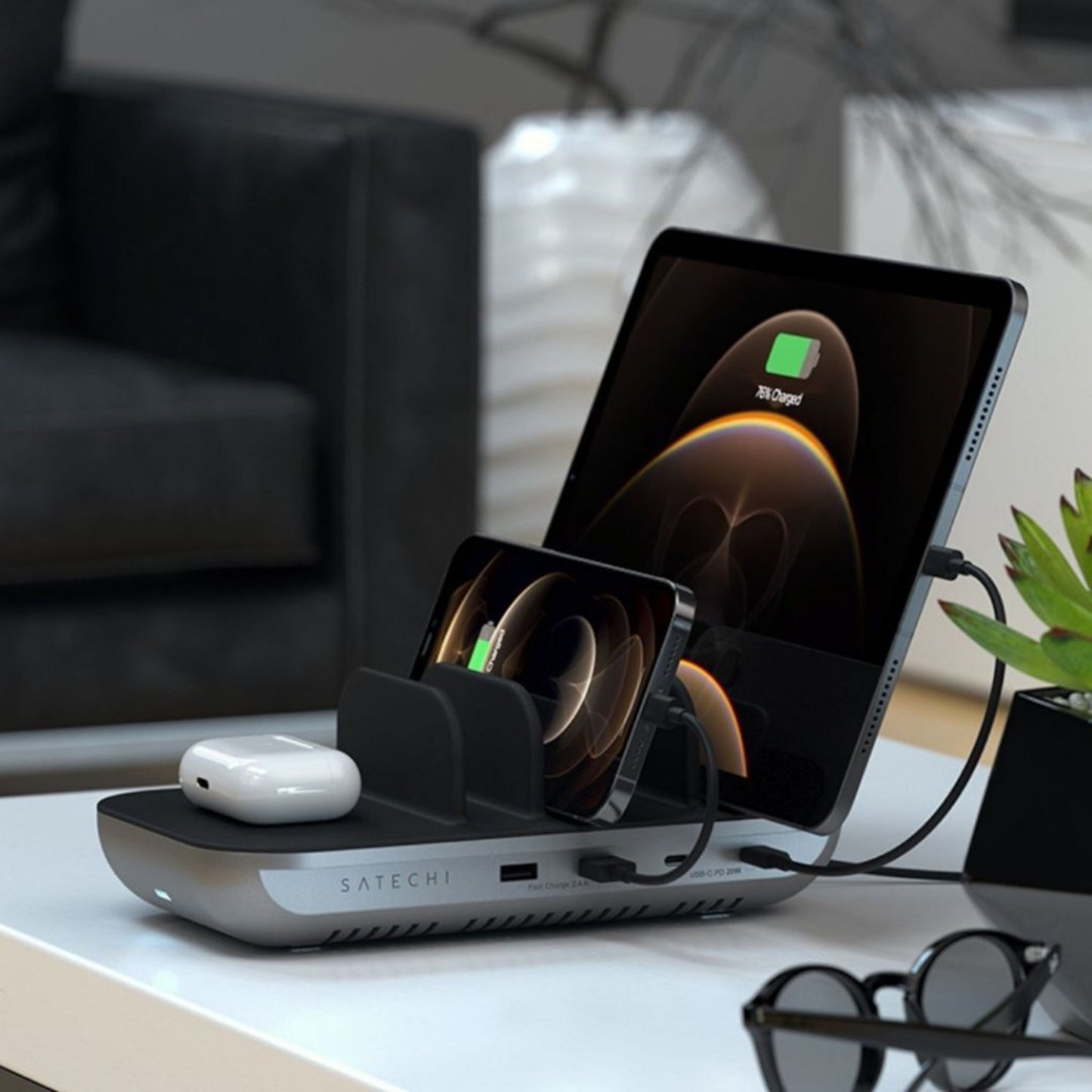 Satechi Dock5 USB-opladningsstation oplader tablet, smartphone og ørepropper, Satechi-logo synligt på fronten.