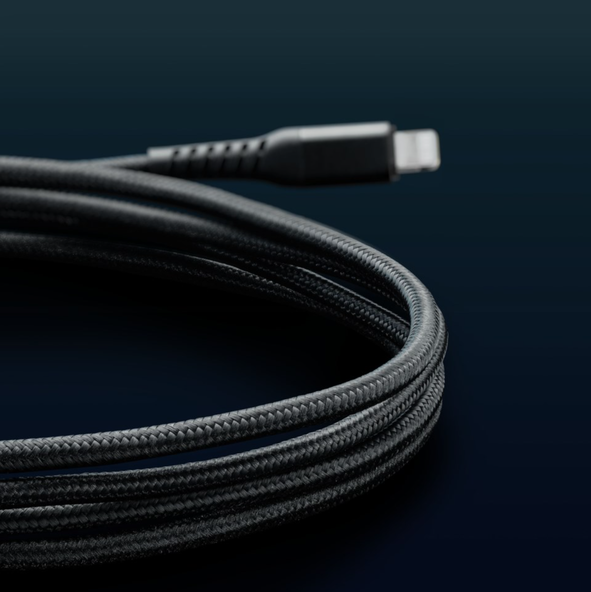 Sort Kevlar USB-A til Lightning-kabel 2 m MFi, Linocell, sammenrullet, nærbillede.