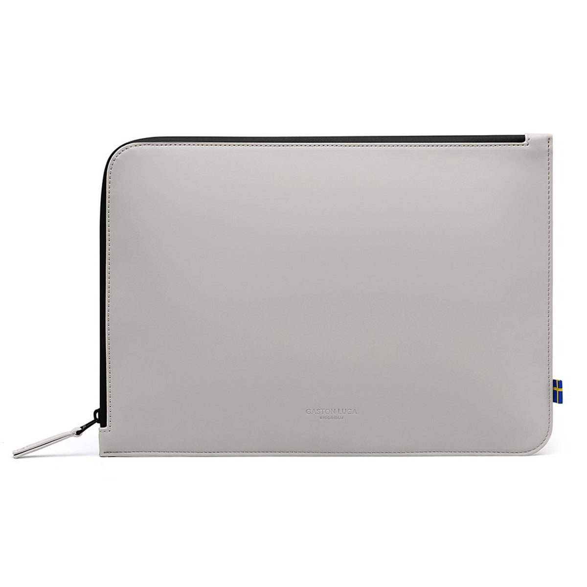 Gaston Luga Däsh laptop-taske 13-14″, taupe, genbrugt polyester, lynlås, præget logo og svensk flagmærke.