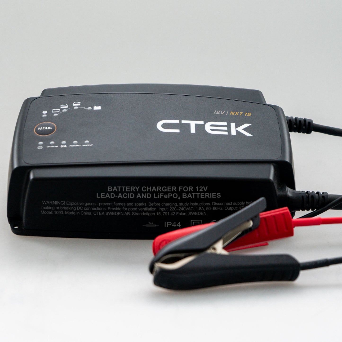 Ctek NXT 15 smart batterioplader 12V 15A sort med rød/sort klemmer, MODE-knap og indikatorlys, til blysyre og LiFePO4.