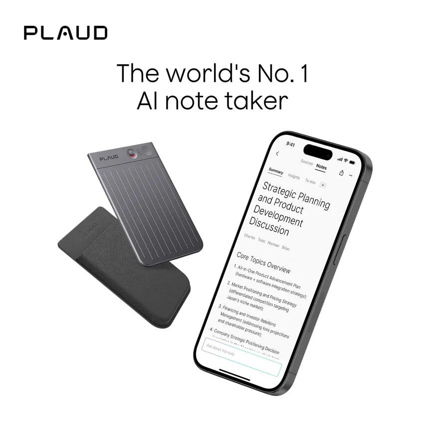 Sorter PLAUD-note: AI-diktafon ved siden af smartphonen med mødeudskrift.