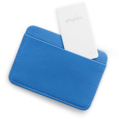 Chipolo Card Bluetooth GPS tracker til pung, hvid, 2-pak, delvist i blå kortholder med synlig syet kant set oppefra.