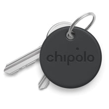 Chipolo One Spot Bluetooth nøglefinder sorterer på nøglering med to sølvnøgler, Apple Find My kompatibel.