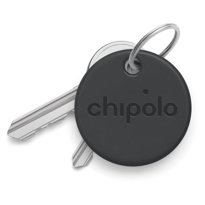 Chipolo One Spot Bluetooth nøglefinder sorterer på nøglering med to sølvnøgler, Apple Find My kompatibel.