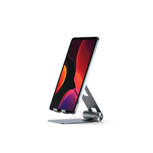 Universal Tablet alu holder grå, justerbart metalstativ med tablet i farverigt abstrakt tapet, sidevinkel.