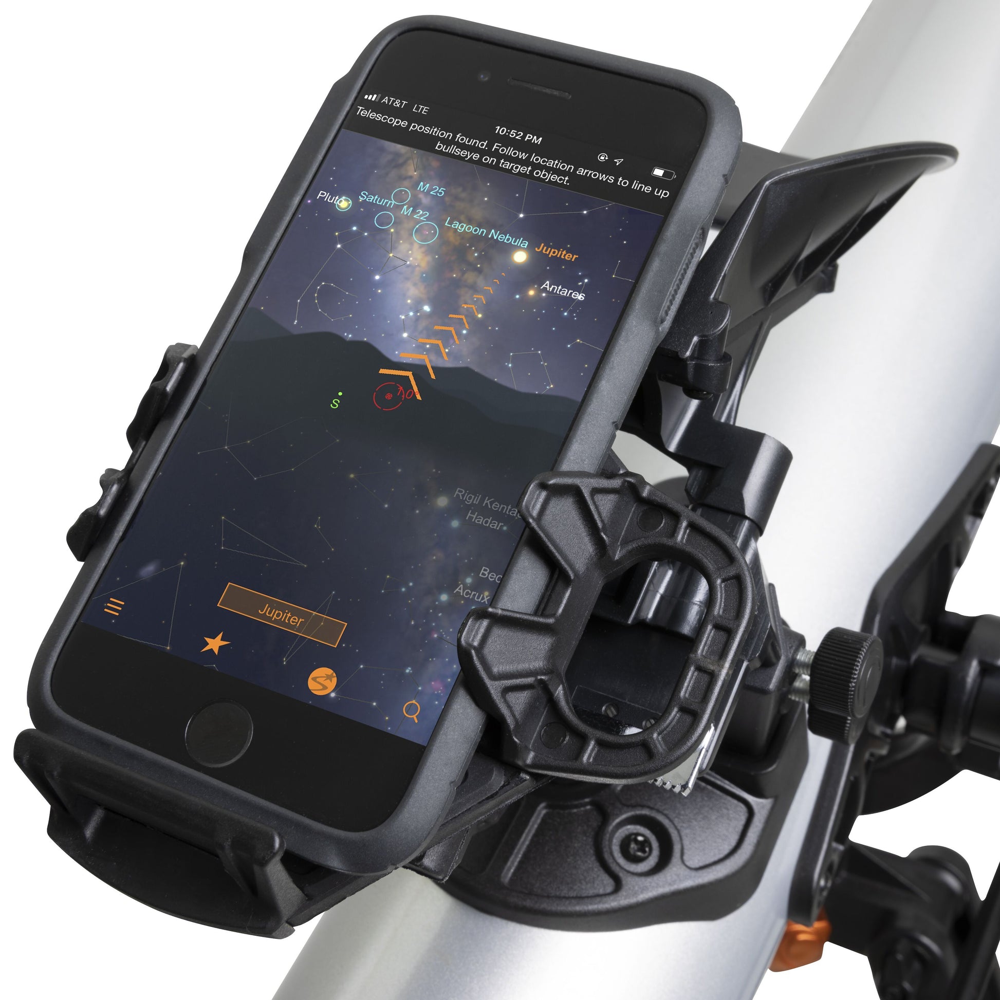 Celestron Starsense Explorer LT80AZ 80 mm teleskop med synlig smartphoneholder og app med stjernebilleder og Jupiter.