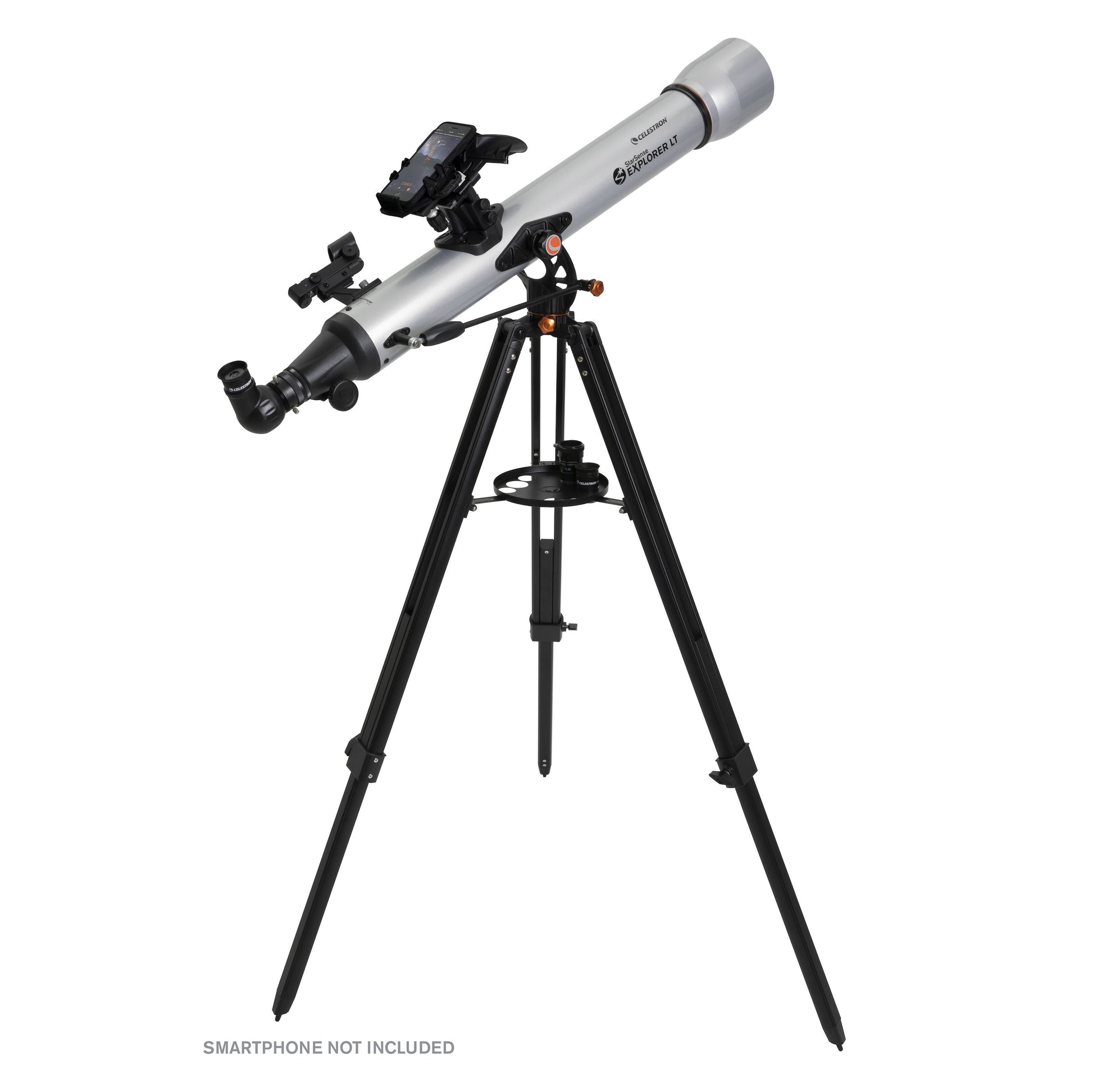 Celestron Starsense Explorer LT80AZ 80 mm teleskop sølv på sort stativ med justerbar mobilholder, peger skråt opad.