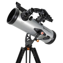Celestron Starsense Explorer LT114AZ teleskop 114 mm sølv/sort med stort rør, stativ og sigtesigte.