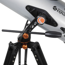 Celestron StarSense Explorer LT114AZ teleskop 114 mm 269x på stativ med justeringsknapper og tydeligt mærket metaltubus.