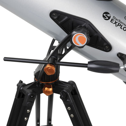 Celestron StarSense Explorer LT114AZ teleskop 114 mm 269x på stativ med justeringsknapper og tydeligt mærket metaltubus.