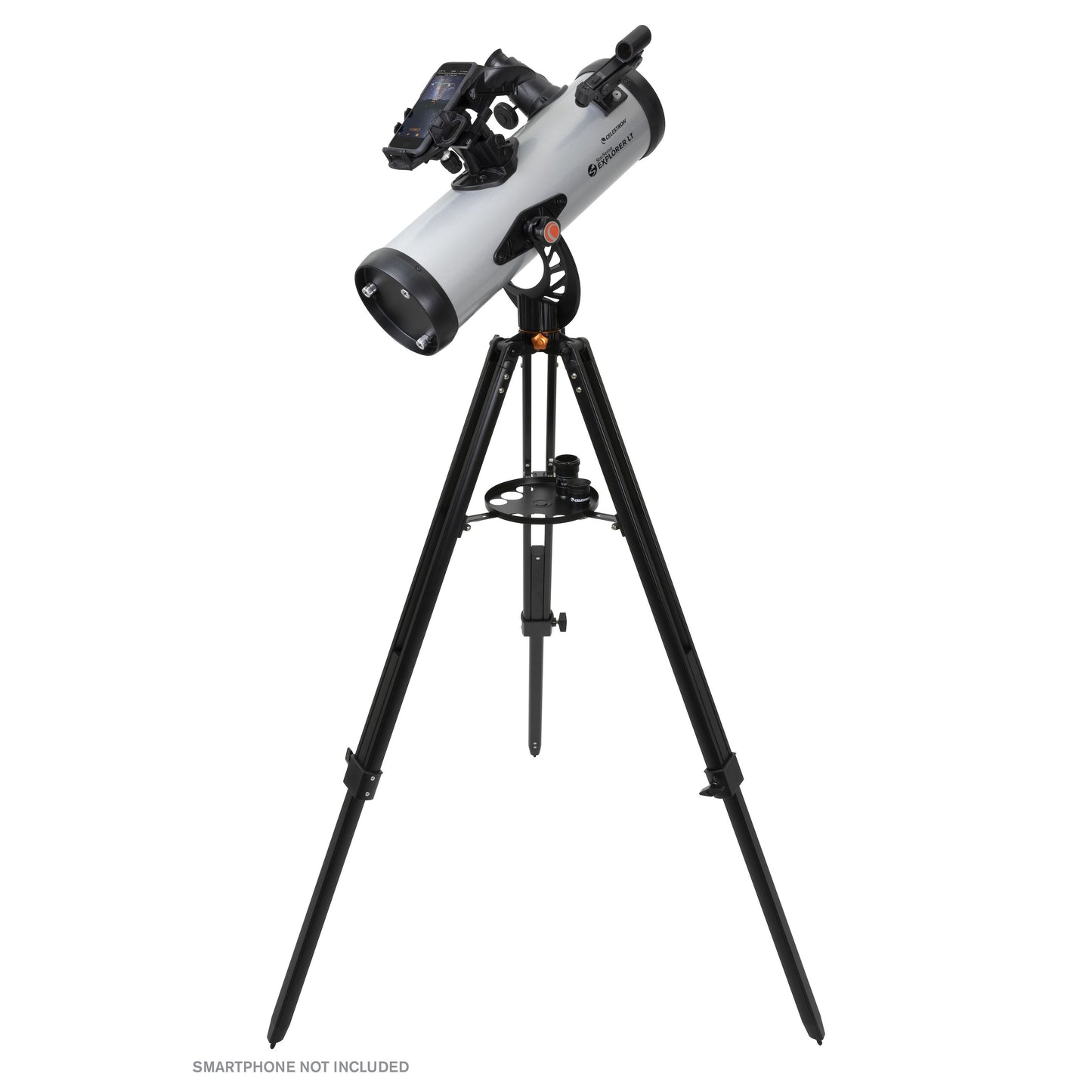 Celestron Starsense Explorer LT114AZ 114 mm teleskop sort/hvid med stativ, tilbehørsbakke og smartphoneholder ved okularet.