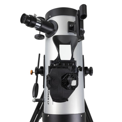 Celestron Starsense Explorer LT114AZ 114 mm teleskop 269x med okular, fokuser, søgerbeslag og smartphone-adapter.