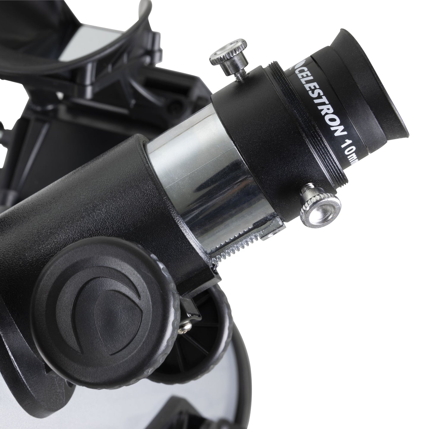 Nærbillede af Celestron 10mm okular på Starsense Explorer LT114AZ 114 mm teleskop, justeringsknapper og del af stel vises.